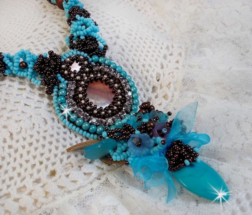 Haute-Couture turkis halskjede brodert med Swarovski-krystaller og halvedelstener