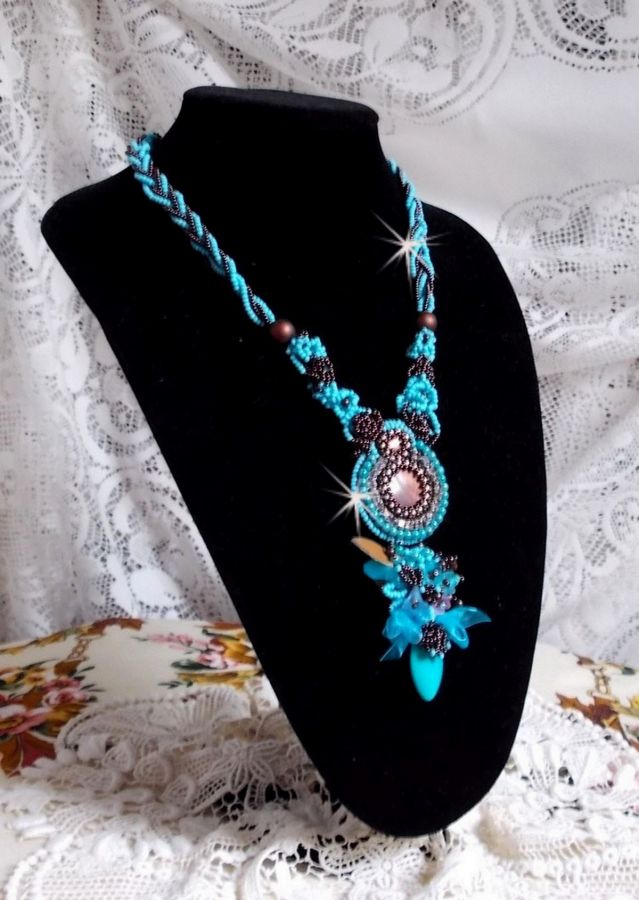 Haute-Couture turkis halskjede brodert med Swarovski-krystaller og halvedelstener