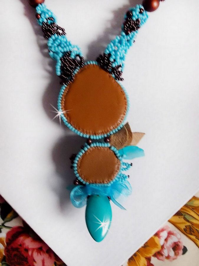 Haute-Couture turkis halskjede brodert med Swarovski-krystaller og halvedelstener