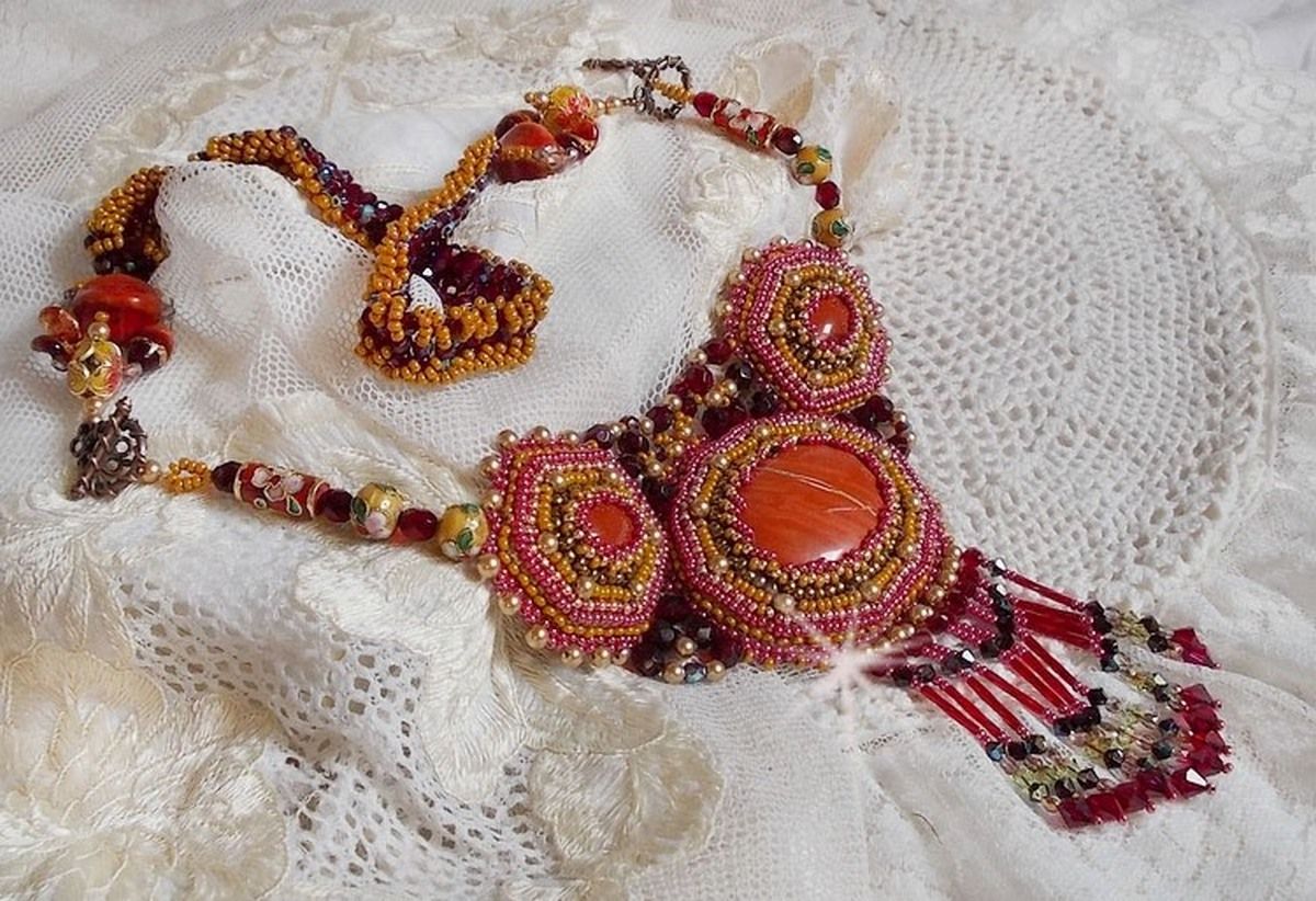Red Jasper halskjede med halvedelstener Red Jasper med Swarovski krystaller, cloisonne perler, Muranos og frø perler