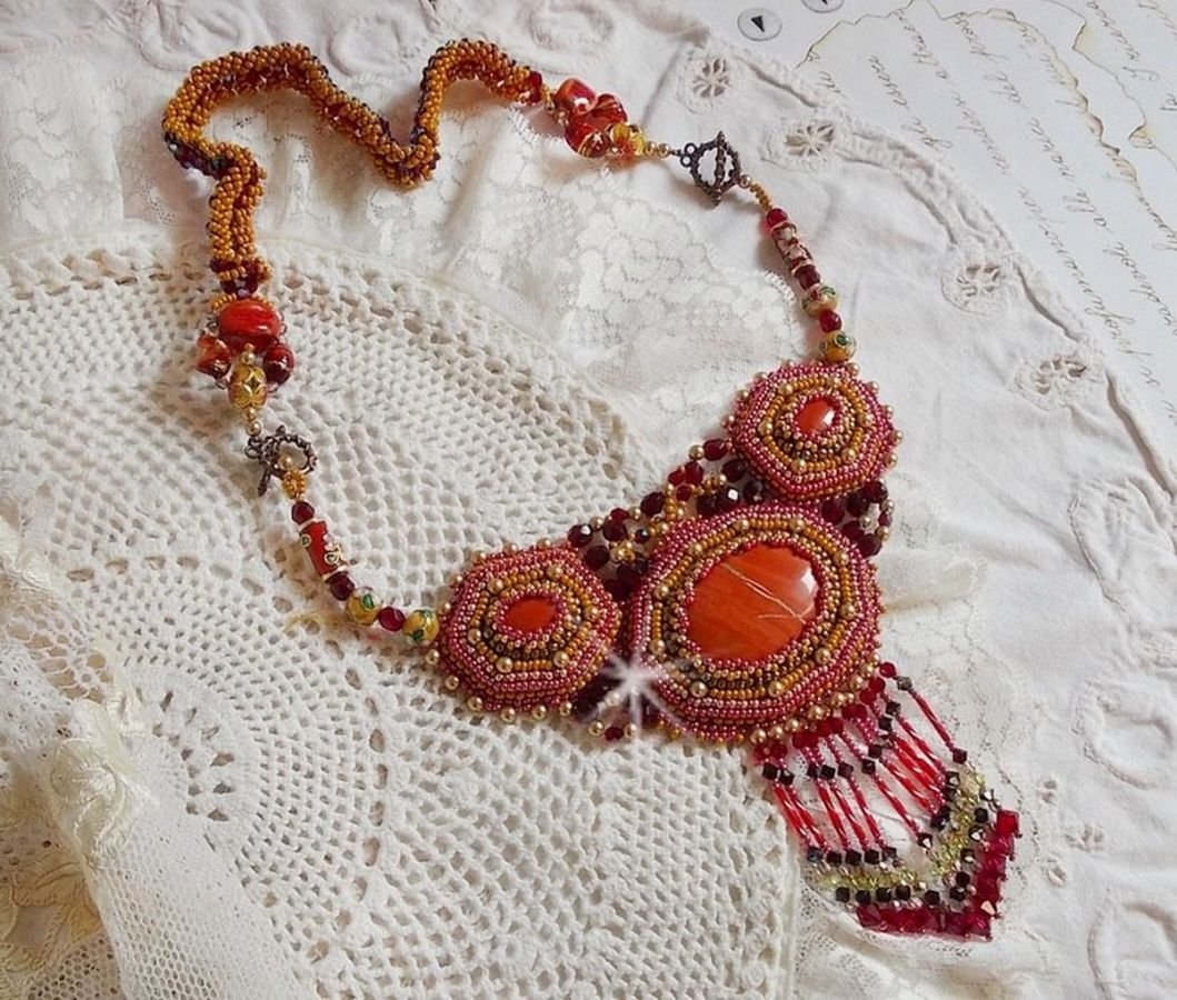 Red Jasper halskjede med halvedelstener Red Jasper med Swarovski krystaller, cloisonne perler, Muranos og frø perler