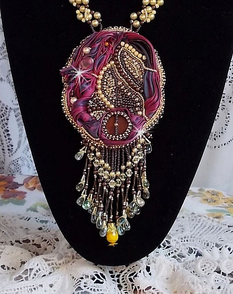 Collier Laetitia Forever brod&eacute;e avec un ruban de soie Bordeaux/Marron et Purple, un disque en nacre, des perles rondes nacr&eacute;es, des gouttes et des rocailles