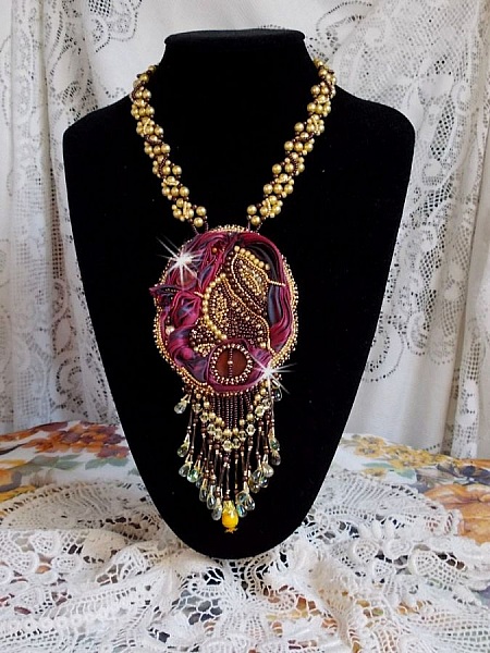 Collier Laetitia Forever brod&eacute;e avec un ruban de soie Bordeaux/Marron et Purple, un disque en nacre, des perles rondes nacr&eacute;es, des gouttes et des rocailles
