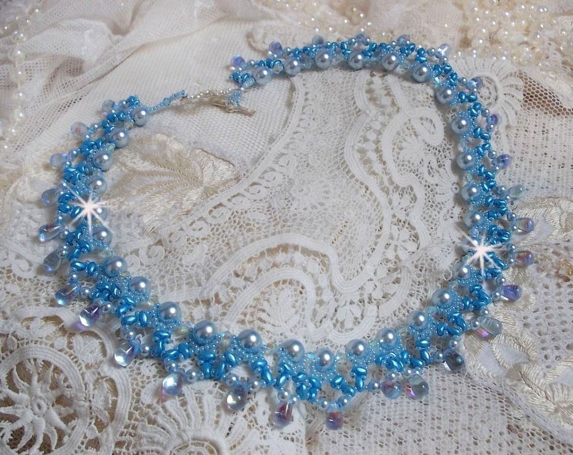 Lys Azur halskjede med Swarovski krystallperler og glass dråper