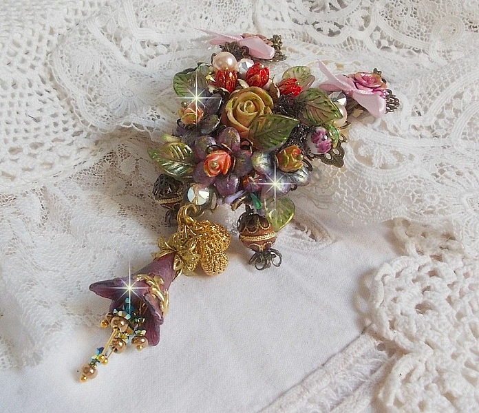 Collier Lis&egrave;re de For&ecirc;t Fleurie mi-long, c&eacute;ramique, cristaux, fleurs, perles, breloques, accessoires Laiton et m&eacute;tal, une belle for&ecirc;t !	