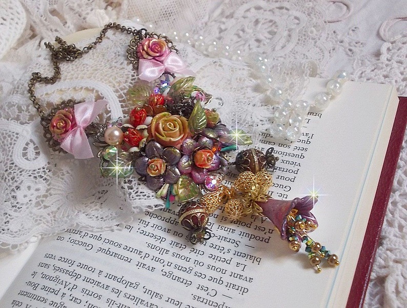 Collier Lis&egrave;re de For&ecirc;t Fleurie mi-long, c&eacute;ramique, cristaux, fleurs, perles, breloques, accessoires Laiton et m&eacute;tal, une belle for&ecirc;t !	