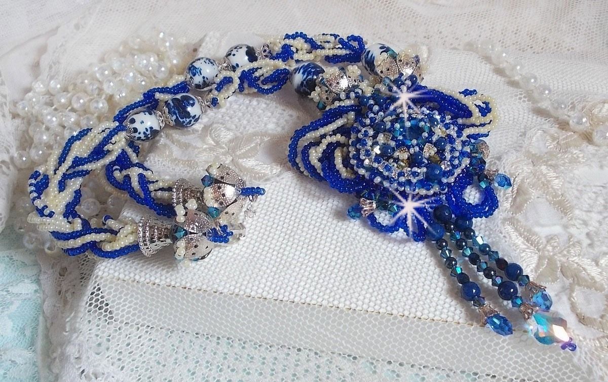 Lotusblomster halskjede brodert med Capri blå / hvite venetianske perler og Swarovski-krystaller