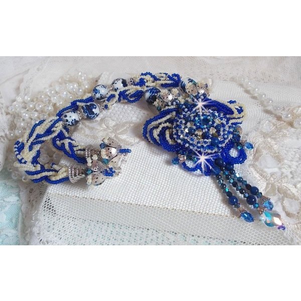 Lotusblomster halskjede brodert med Capri blå / hvite venetianske perler og Swarovski-krystaller