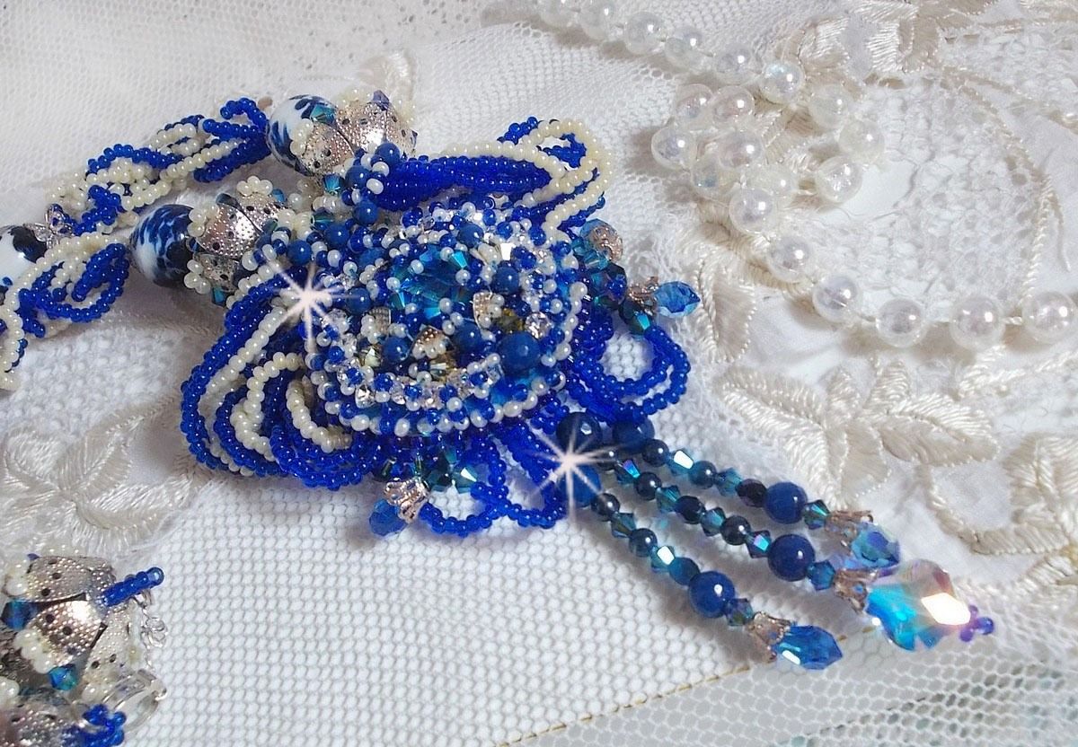 Lotusblomster halskjede brodert med Capri blå / hvite venetianske perler og Swarovski-krystaller