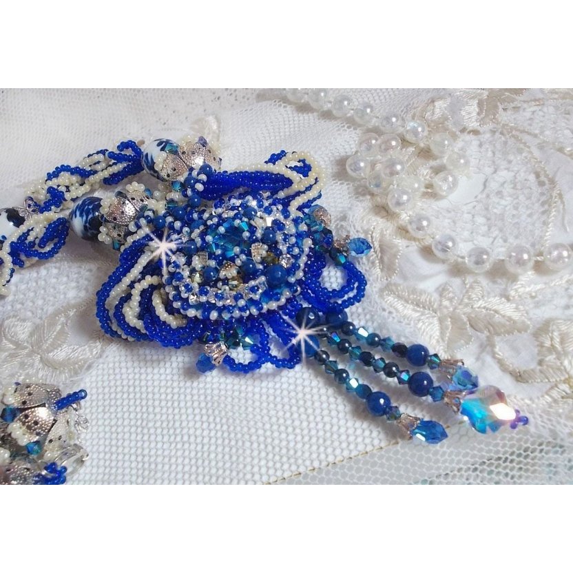 Lotusblomster halskjede brodert med Capri blå / hvite venetianske perler og Swarovski-krystaller