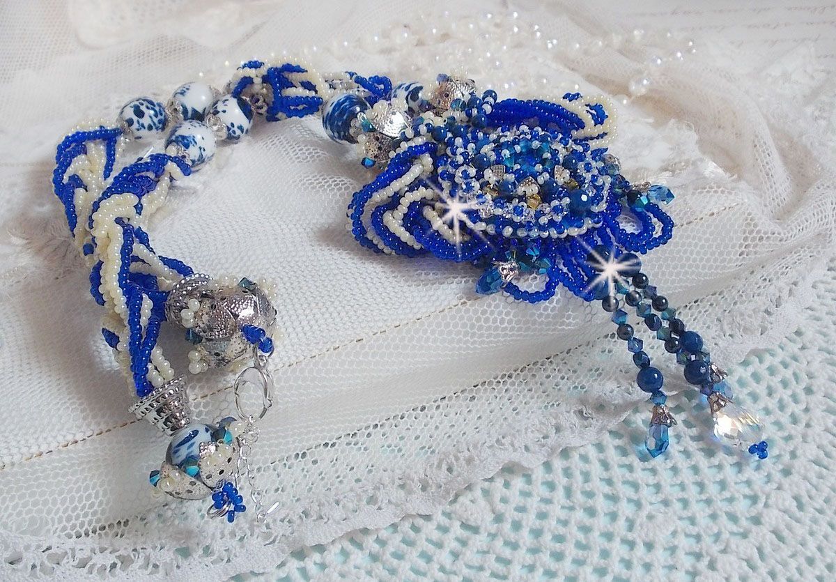 Lotusblomster halskjede brodert med Capri blå / hvite venetianske perler og Swarovski-krystaller