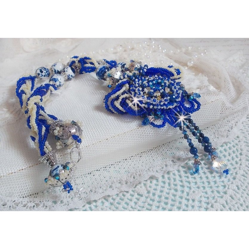 Lotusblomster halskjede brodert med Capri blå / hvite venetianske perler og Swarovski-krystaller