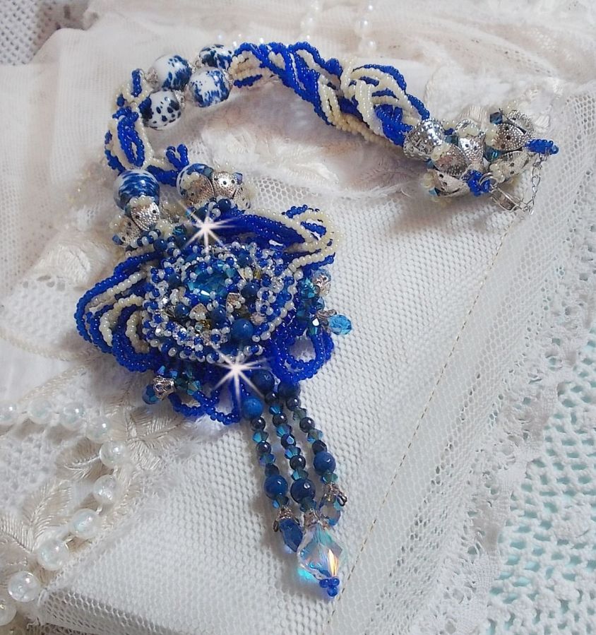 Lotusblomster halskjede brodert med Capri blå / hvite venetianske perler og Swarovski-krystaller