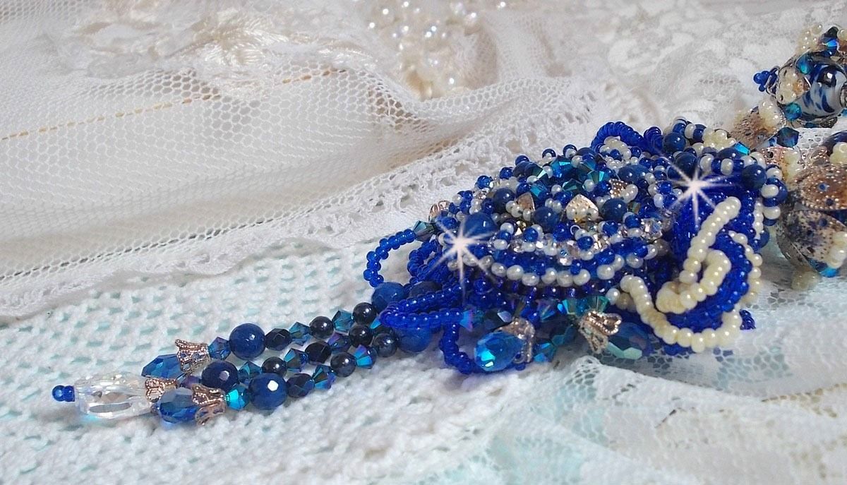 Lotusblomster halskjede brodert med Capri blå / hvite venetianske perler og Swarovski-krystaller