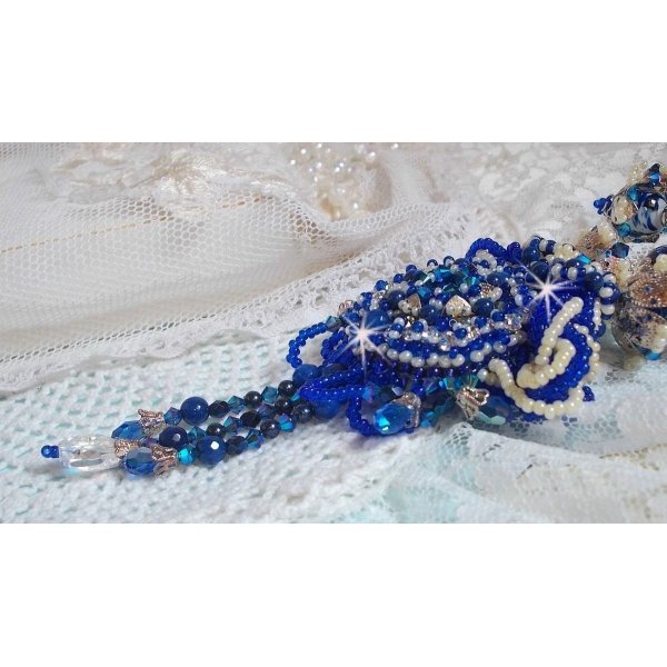 Lotusblomster halskjede brodert med Capri blå / hvite venetianske perler og Swarovski-krystaller