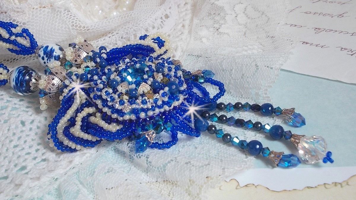 Lotusblomster halskjede brodert med Capri blå / hvite venetianske perler og Swarovski-krystaller