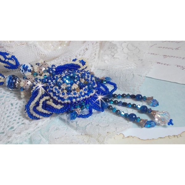 Lotusblomster halskjede brodert med Capri blå / hvite venetianske perler og Swarovski-krystaller