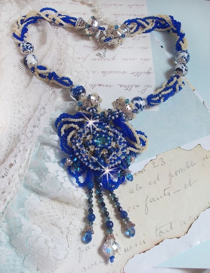 Lotusblomster halskjede brodert med Capri blå / hvite venetianske perler og Swarovski-krystaller