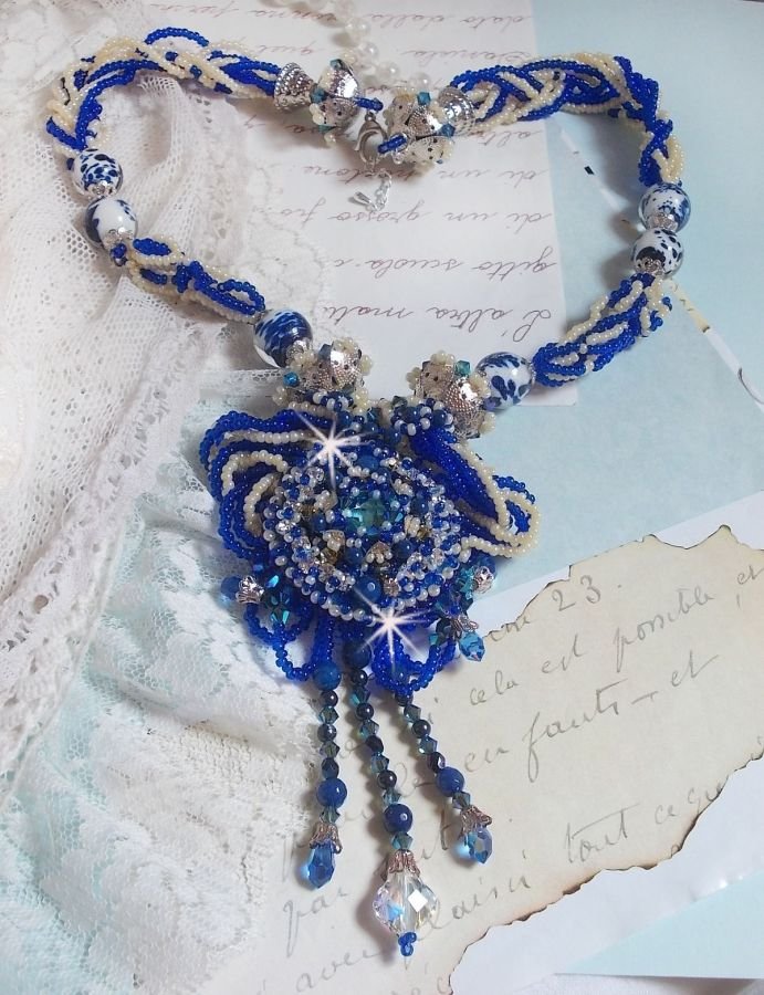 Lotusblomster halskjede brodert med Capri blå / hvite venetianske perler og Swarovski-krystaller