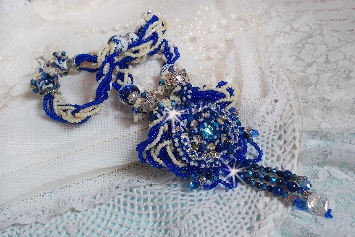 Lotusblomster halskjede brodert med Capri blå / hvite venetianske perler og Swarovski-krystaller