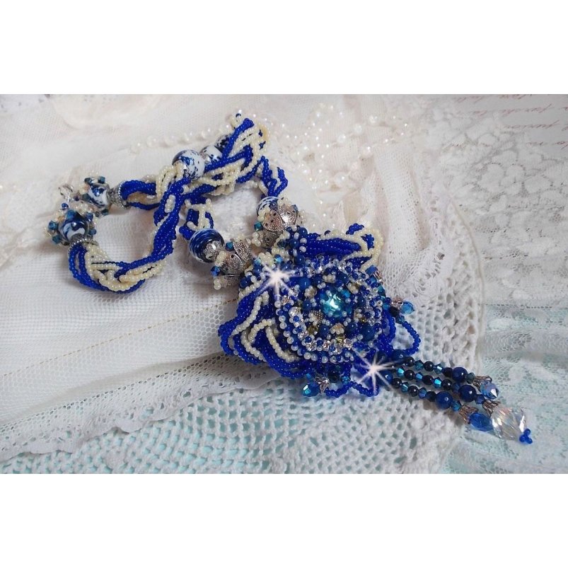 Lotusblomster halskjede brodert med Capri blå / hvite venetianske perler og Swarovski-krystaller