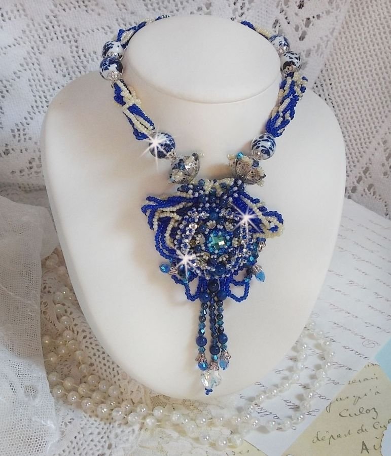 Lotusblomster halskjede brodert med Capri blå / hvite venetianske perler og Swarovski-krystaller