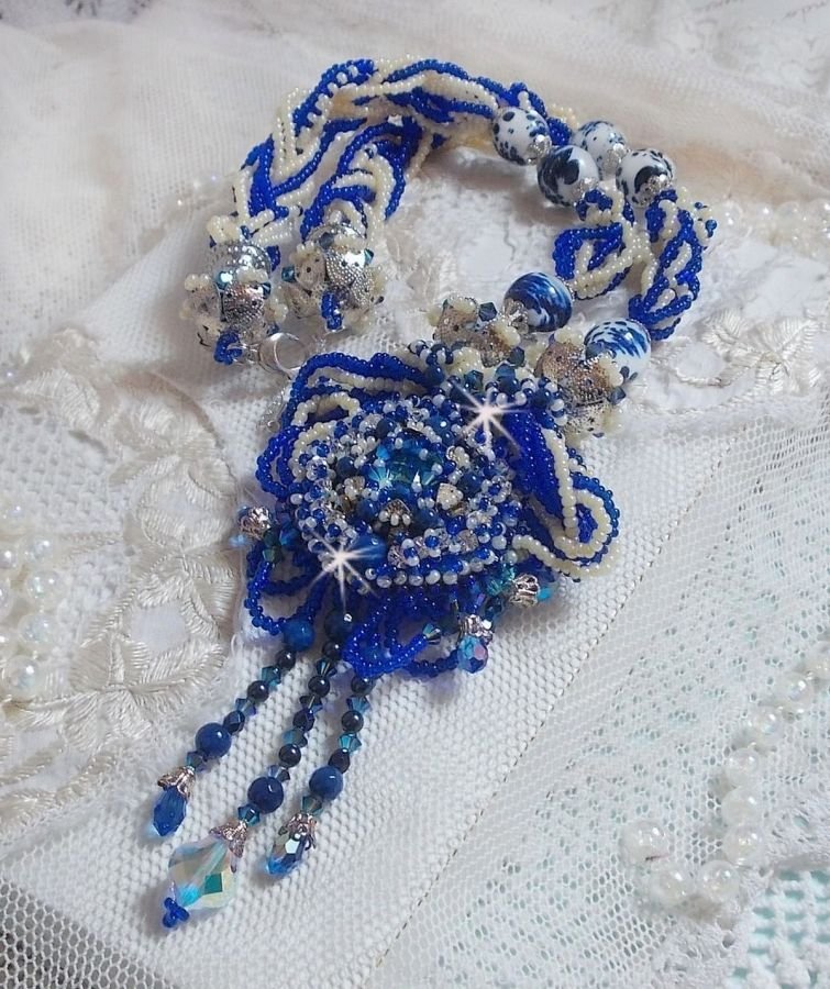Lotusblomster halskjede brodert med Capri blå / hvite venetianske perler og Swarovski-krystaller