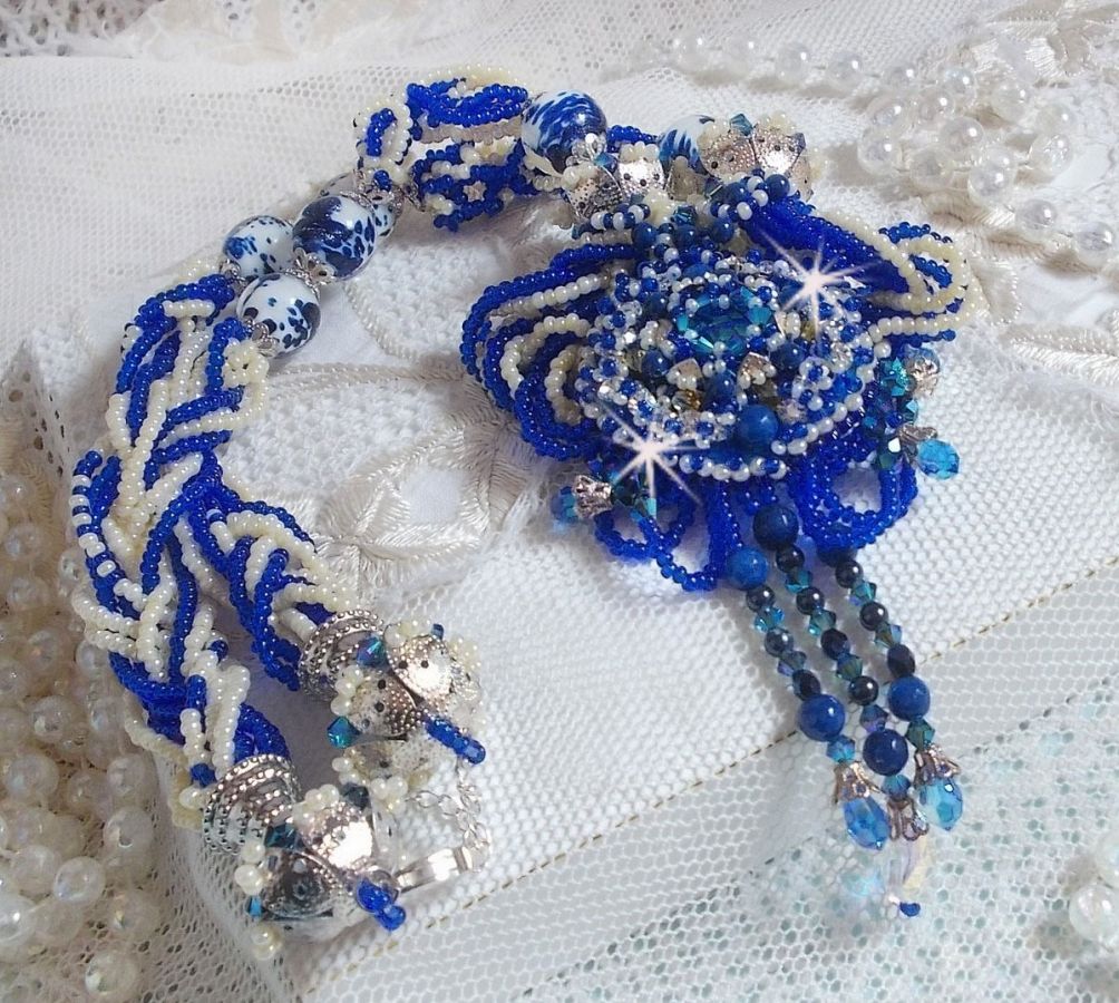 Lotusblomster halskjede brodert med Capri blå / hvite venetianske perler og Swarovski-krystaller