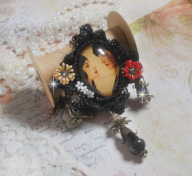 Love Romance halskjede laget med krystaller, en oval cabochon som representerer to kvinner, kvarts, hematitter, gullbelagte perler og annet tilbeh&oslash;r