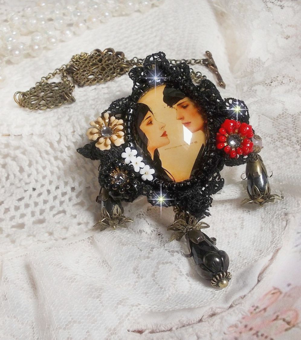 Love Romance halskjede laget med krystaller, en oval cabochon som representerer to kvinner, kvarts, hematitter, gullbelagte perler og annet tilbehør