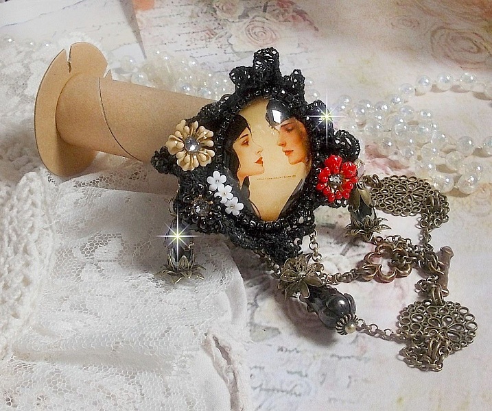 Love Romance halskjede laget med krystaller, en oval cabochon som representerer to kvinner, kvarts, hematitter, gullbelagte perler og annet tilbeh&oslash;r