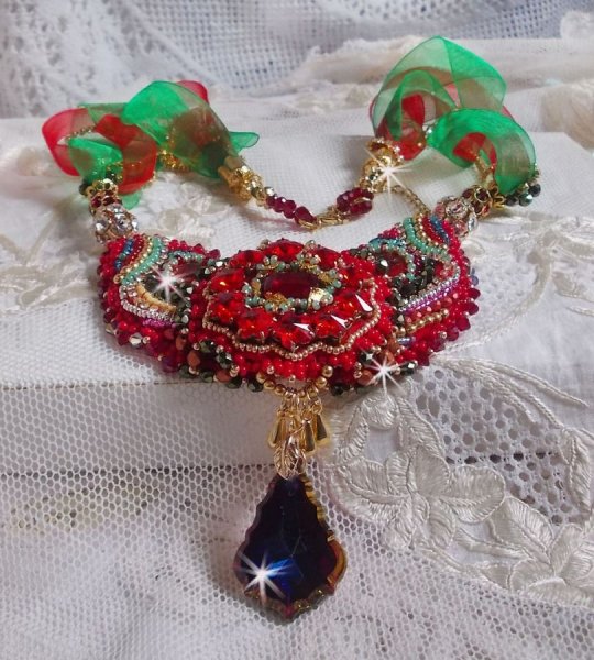 Mia Haute-Couture barokk / vintage halskjede brodert med Swarovski-krystaller, gullbelagt, forskjellige kvalitetsperler