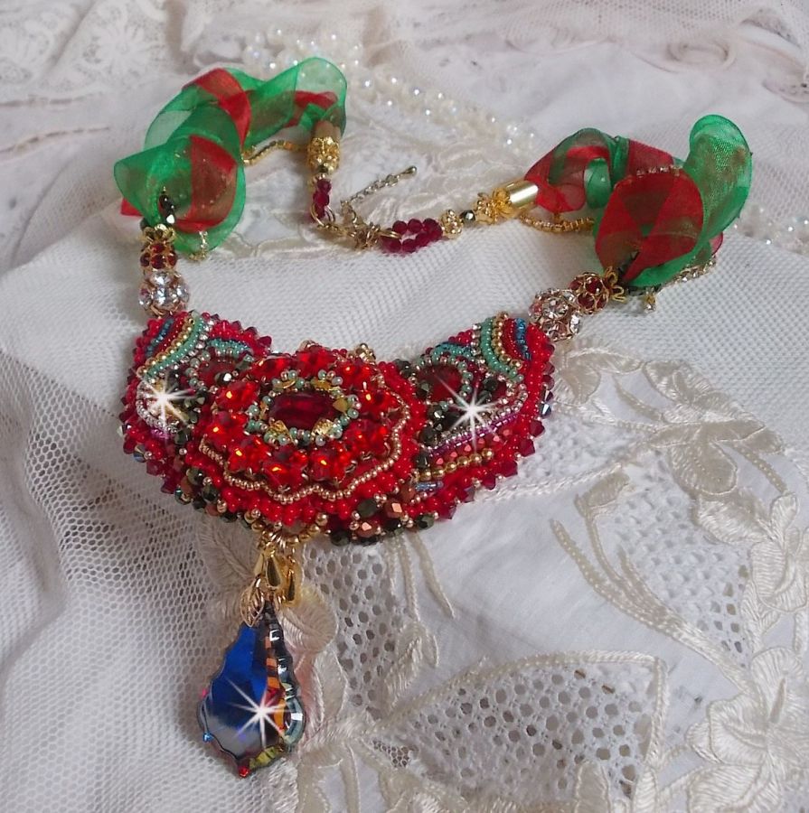 Mia Haute-Couture barokk / vintage halskjede brodert med Swarovski-krystaller, gullbelagt, forskjellige kvalitetsperler