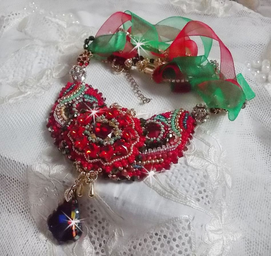 Mia Haute-Couture barokk / vintage halskjede brodert med Swarovski-krystaller, gullbelagt, forskjellige kvalitetsperler
