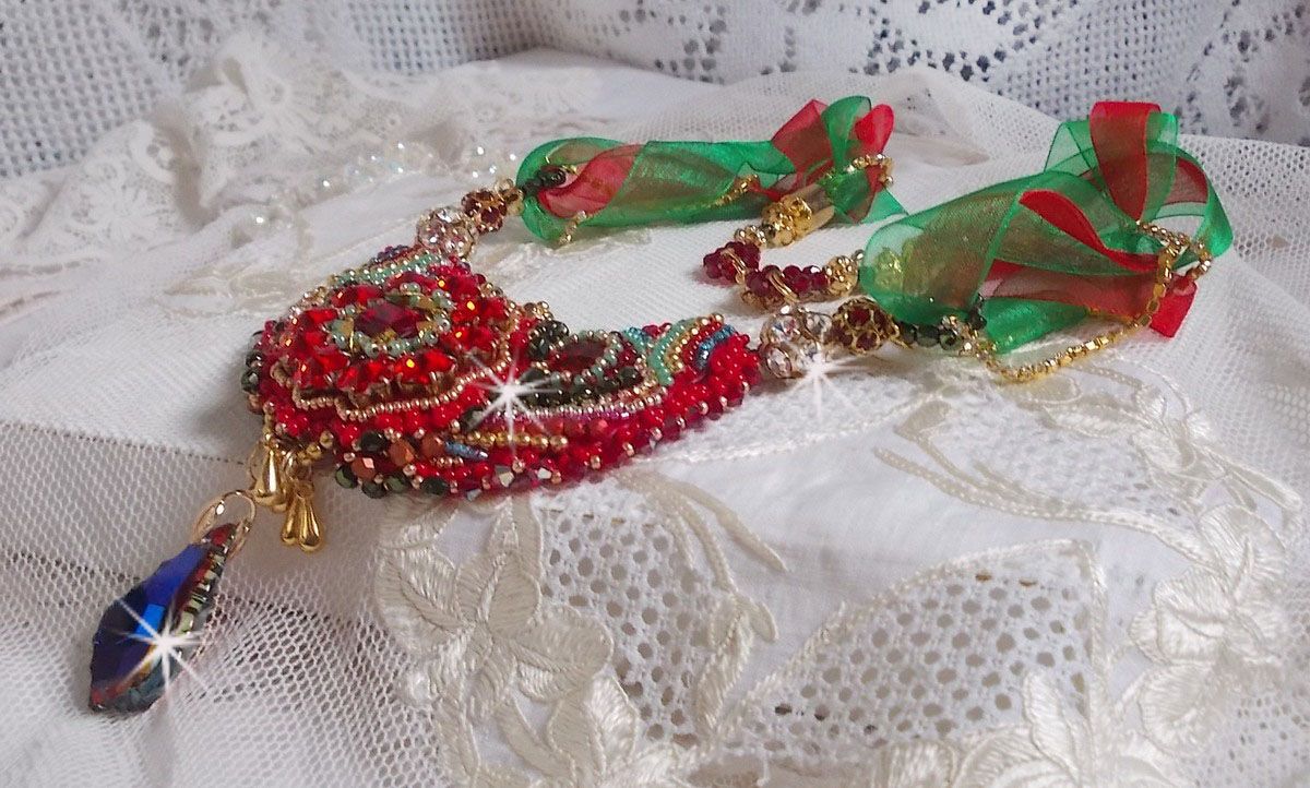 Mia Haute-Couture barokk / vintage halskjede brodert med Swarovski-krystaller, gullbelagt, forskjellige kvalitetsperler