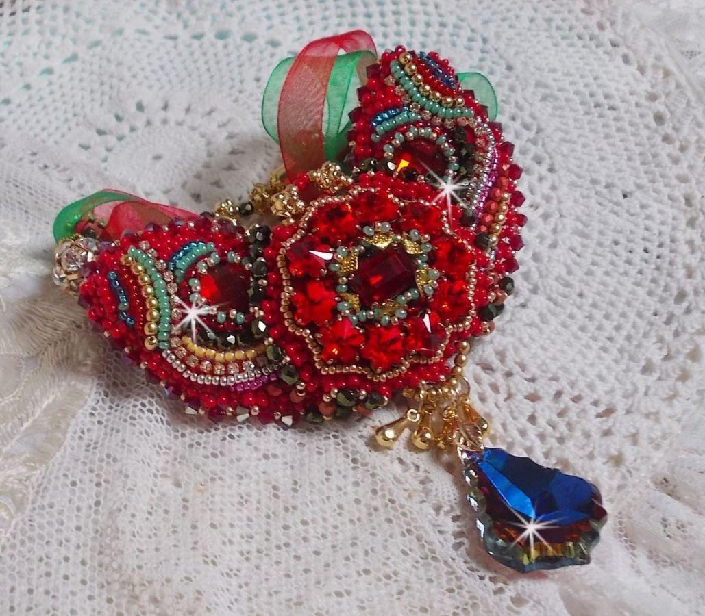 Mia Haute-Couture barokk / vintage halskjede brodert med Swarovski-krystaller, gullbelagt, forskjellige kvalitetsperler