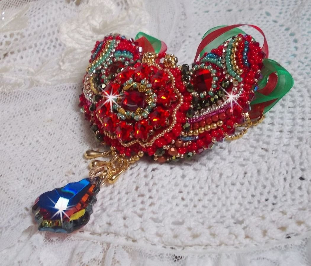 Mia Haute-Couture barokk / vintage halskjede brodert med Swarovski-krystaller, gullbelagt, forskjellige kvalitetsperler