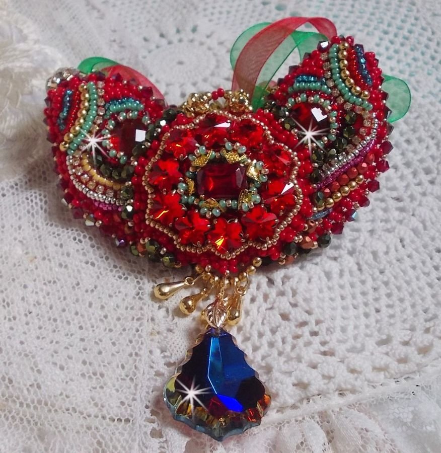 Mia Haute-Couture barokk / vintage halskjede brodert med Swarovski-krystaller, gullbelagt, forskjellige kvalitetsperler