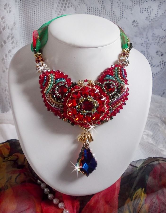 Mia Haute-Couture barokk / vintage halskjede brodert med Swarovski-krystaller, gullbelagt, forskjellige kvalitetsperler