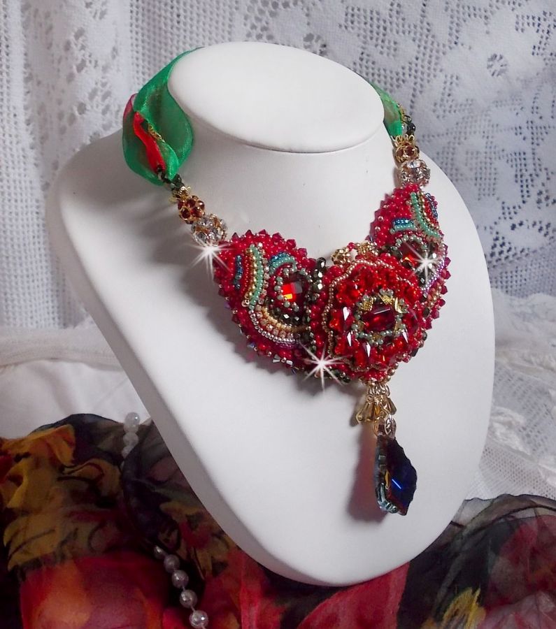 Mia Haute-Couture barokk / vintage halskjede brodert med Swarovski-krystaller, gullbelagt, forskjellige kvalitetsperler