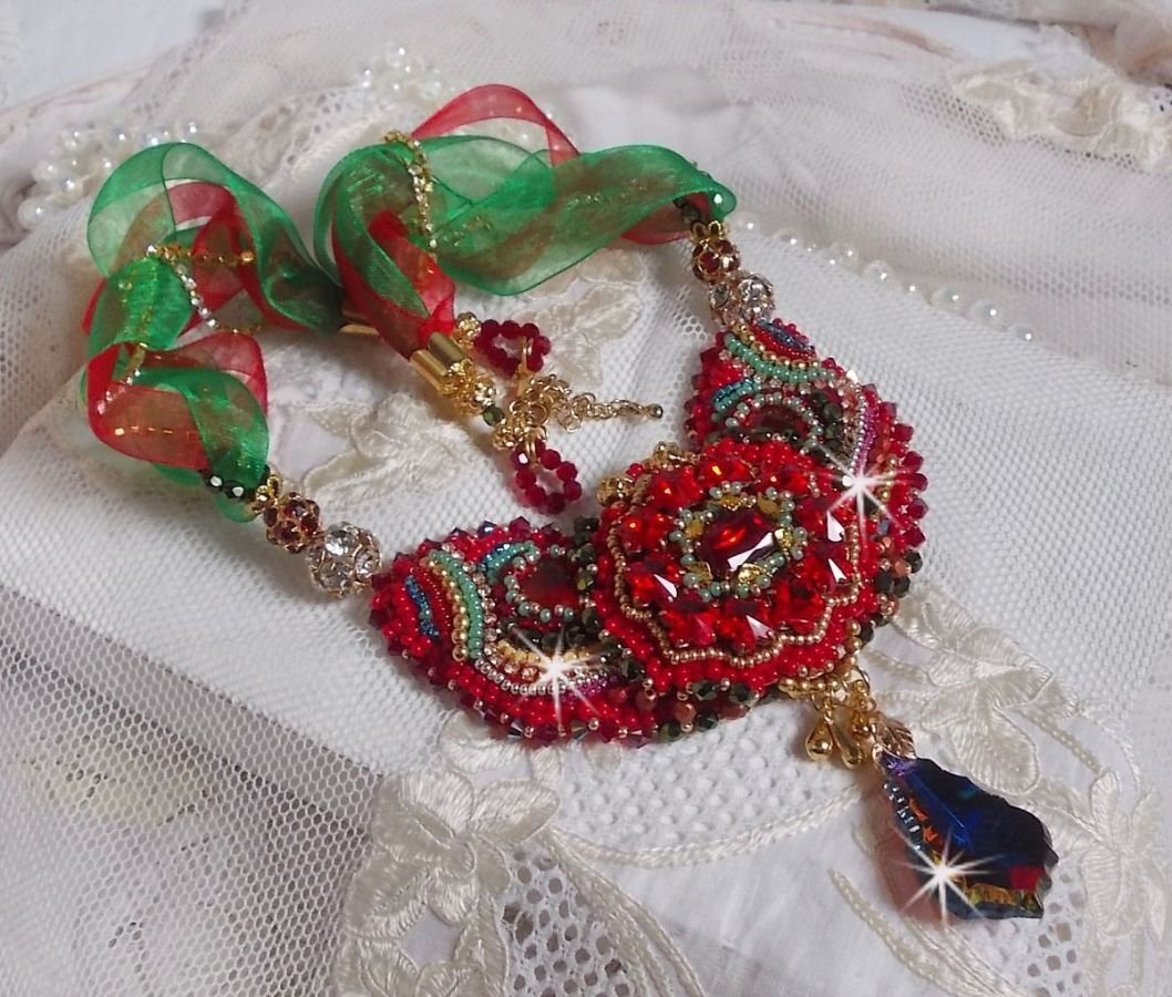 Mia Haute-Couture barokk / vintage halskjede brodert med Swarovski-krystaller, gullbelagt, forskjellige kvalitetsperler