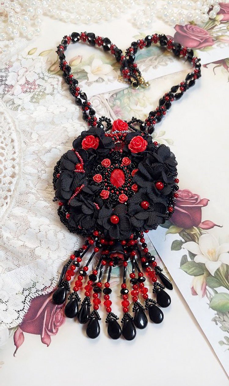 Midnight in Paris halskjede brodert med Swarovski-krystaller, harpiksroser, frøperler og svarte dolker
