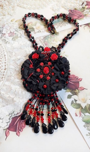 Midnight in Paris halskjede brodert med Swarovski-krystaller, harpiksroser, fr&oslash;perler og svarte dolker