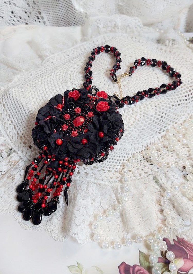 Midnight in Paris halskjede brodert med Swarovski-krystaller, harpiksroser, frøperler og svarte dolker