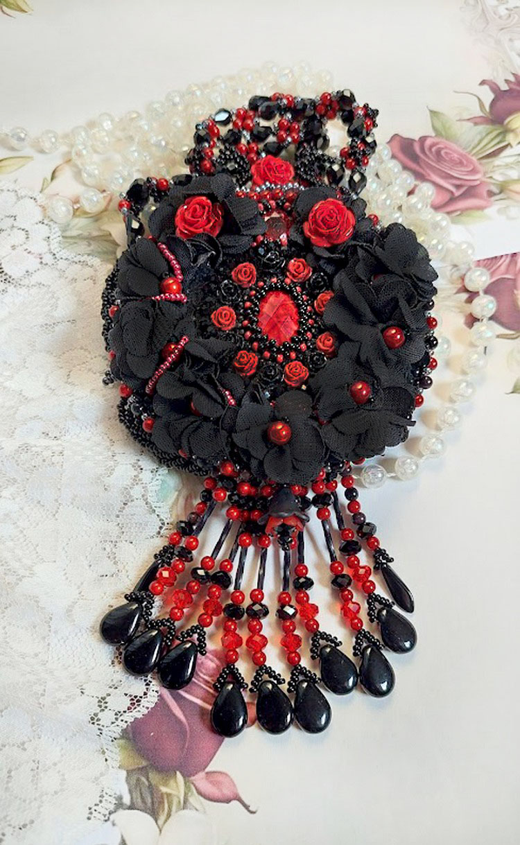 Midnight in Paris halskjede brodert med Swarovski-krystaller, harpiksroser, frøperler og svarte dolker