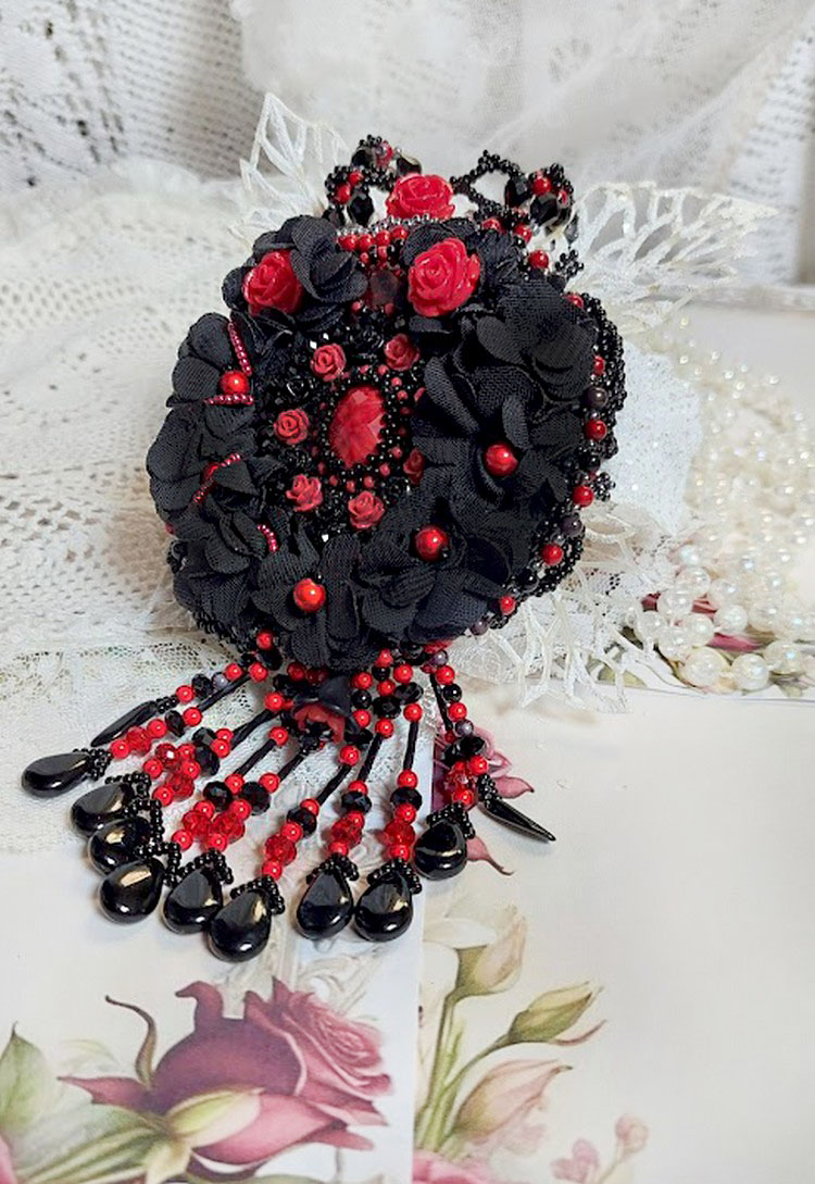 Midnight in Paris halskjede brodert med Swarovski-krystaller, harpiksroser, frøperler og svarte dolker