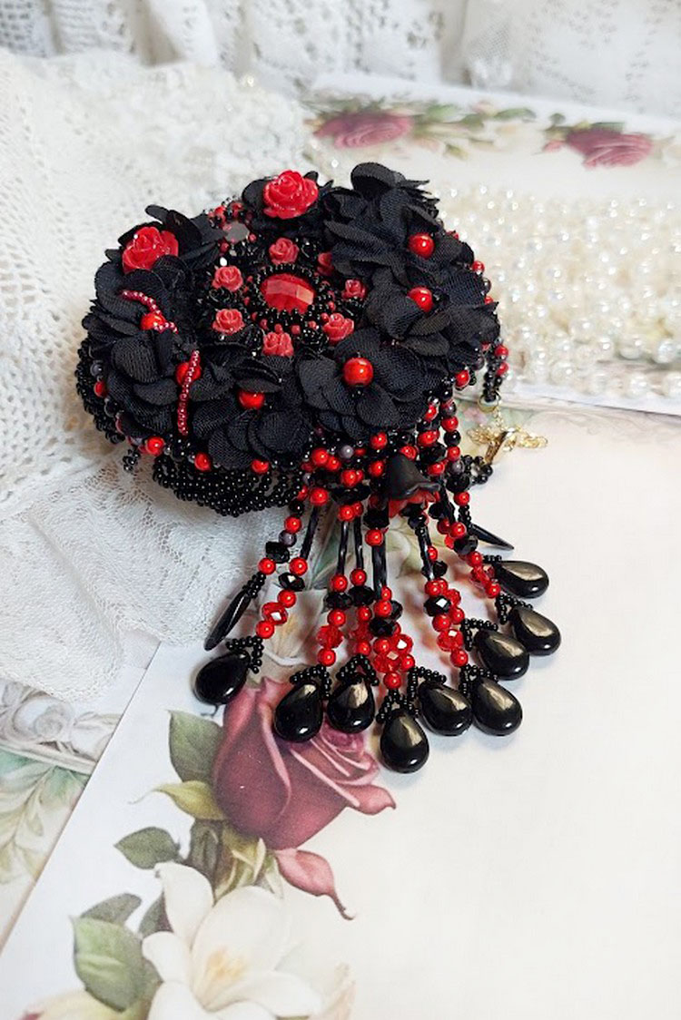 Midnight in Paris halskjede brodert med Swarovski-krystaller, harpiksroser, frøperler og svarte dolker
