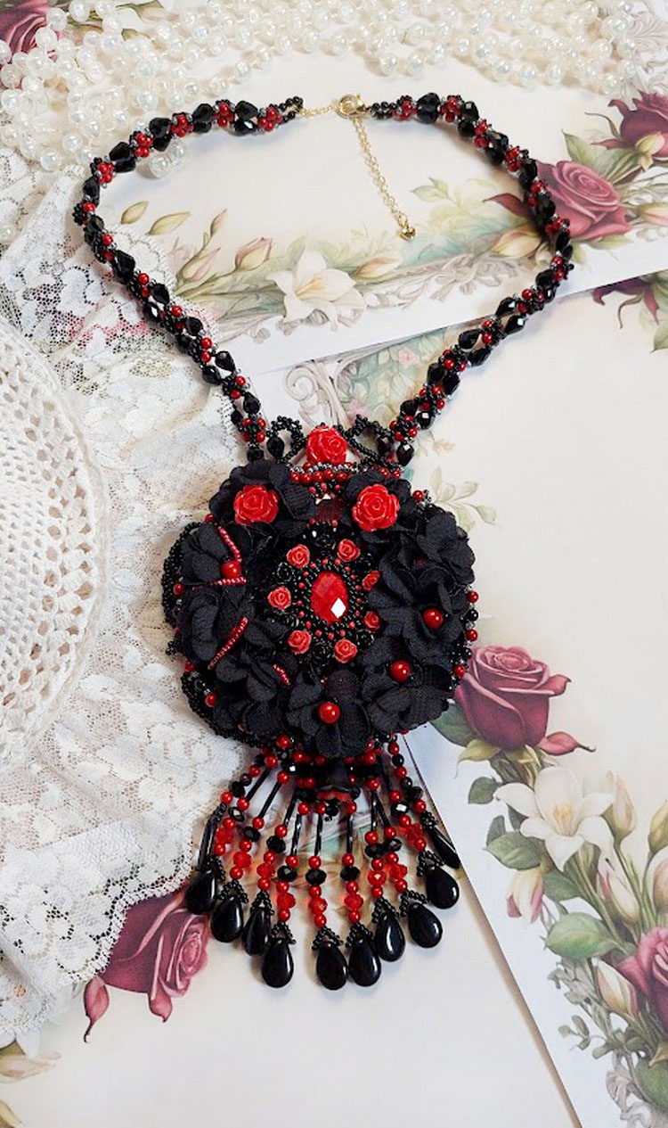 Midnight in Paris halskjede brodert med Swarovski-krystaller, harpiksroser, frøperler og svarte dolker