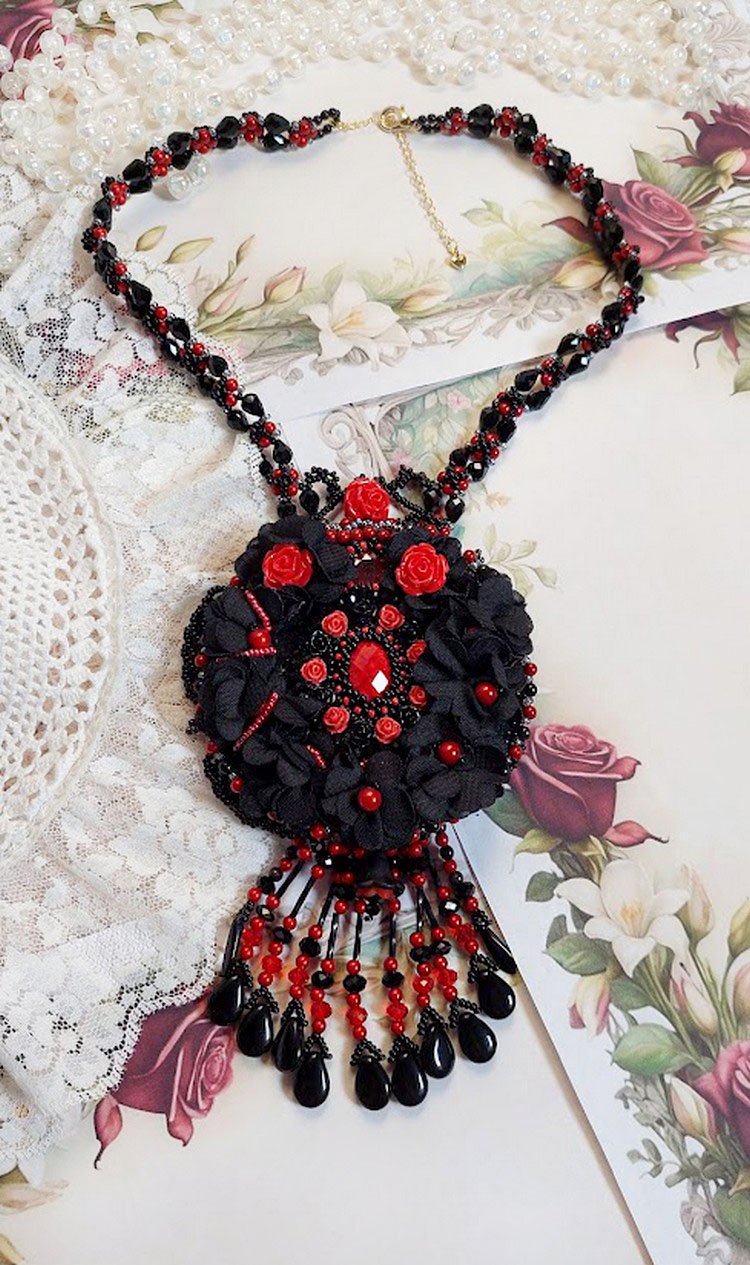 Midnight in Paris halskjede brodert med Swarovski-krystaller, harpiksroser, frøperler og svarte dolker