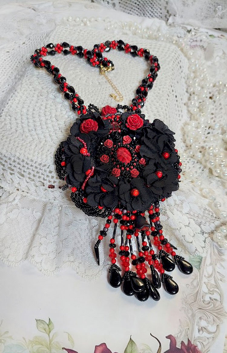 Midnight in Paris halskjede brodert med Swarovski-krystaller, harpiksroser, frøperler og svarte dolker